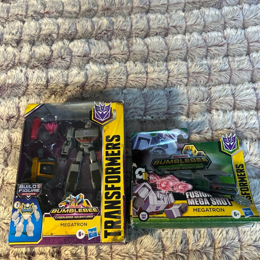 2 Transformers Mega Shot Megatron & Megatron
Bumblebee Cyberverse
Adventures